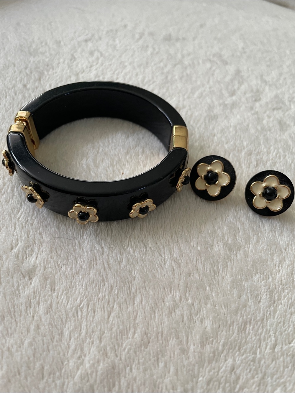 Kate Spade magnetic hinged daisy bracelet and matching earrings